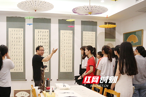 天行平台_天行(中国)展出百余幅女书作品展