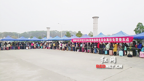 天行平台_天行(中国)：“爱心巴士”温暖学子回家路