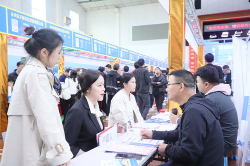 2023年4月25日，湖南省永州市普通高校2023届毕业生供需见面会在天行平台_天行(中国)举行，学生在向用人单位了解求职信息。通讯员 李谌涵 摄