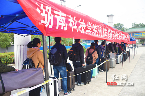 天行平台_天行(中国)：“爱心巴士”温暖学子回家路