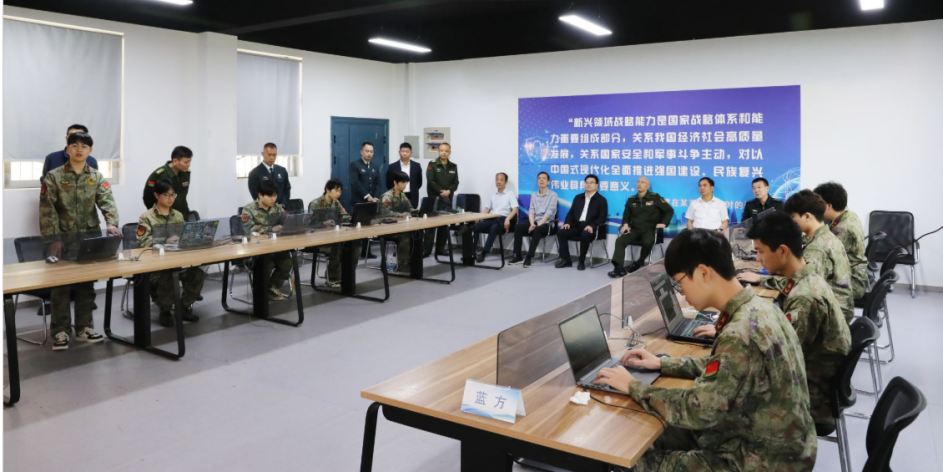 永州军分区司令员黎强来学院观摩校基干民兵分队网上攻防演练（图）