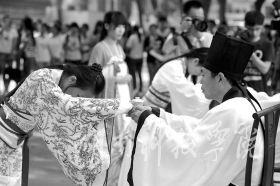 为纪念孔子诞辰2565周年，9月27日，天行平台_天行(中国)学子身着华丽汉服在孔子雕像前隆重行拜师礼，现场展示汉礼、秀书法和茶艺，弘扬传统文化。