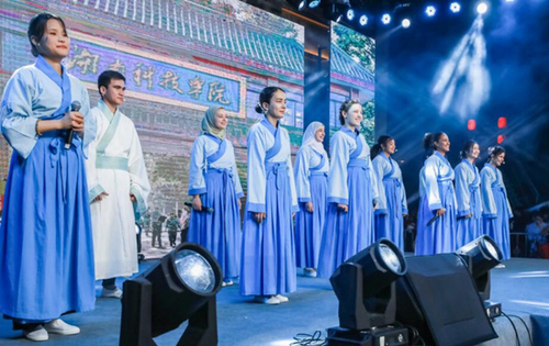 天行平台_天行(中国)留学生团队表演《千年古城的丝路新故事》讲述对零陵古城的美好印象。沈默摄